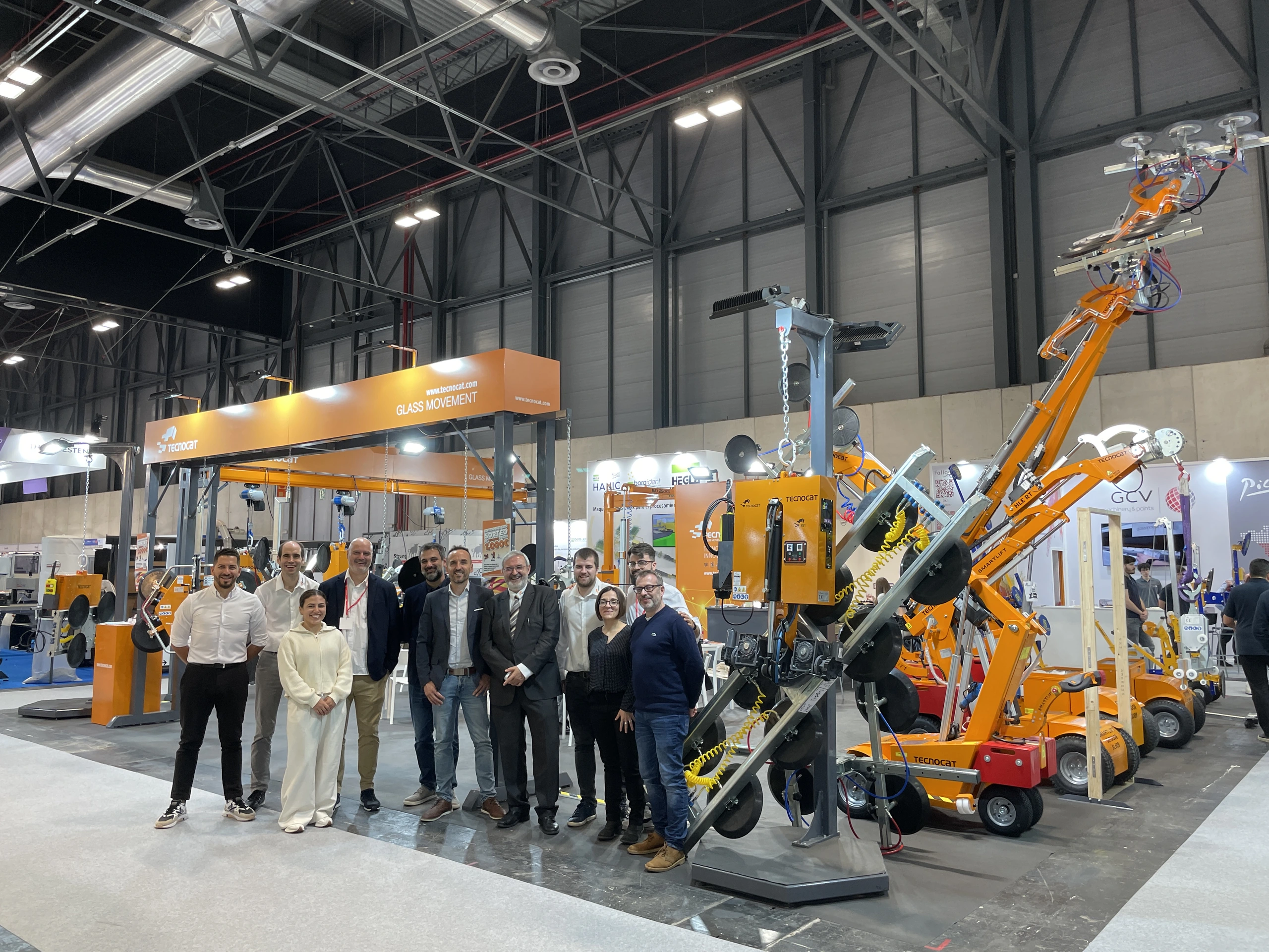 Stand de TECNOCAT con equipos de manipulación de vidrio